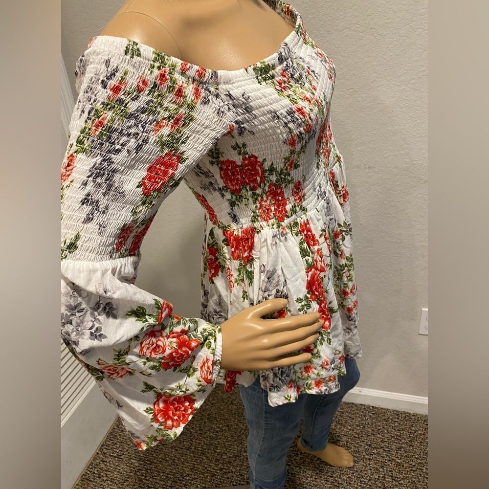 Torrid Scrunchie/floral/ditzy /flirty off shoulder flare sleeves top - Picture 4 of 9